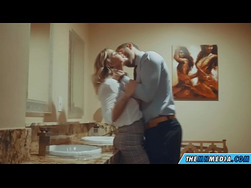 ❤️ Wakati blonde mwenye busty anakutongoza kwenye choo cha umma kwetu  ❌